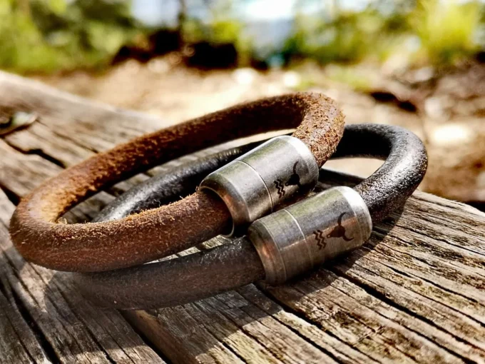 DIGGER Leder Herren Armband in braunem vintage Wildleder mit starkem Magnet Verschluss aus Edelstahl. Aus dem Isarrider Armband Shop.