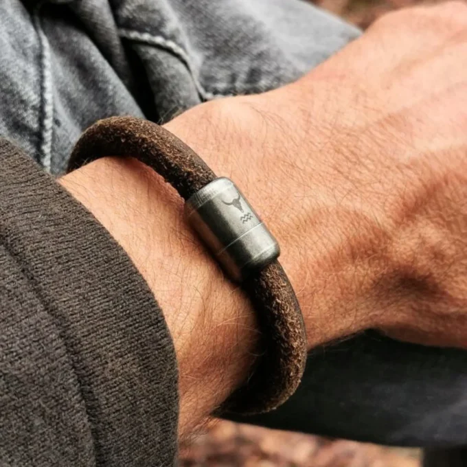 Herren Armband Wildleder in braun aus dem Isarrider online Shop. Cool und markant mit starkem Magnetverschluss aus Edelstahl. Das perfekte Geschenk für den Mann.