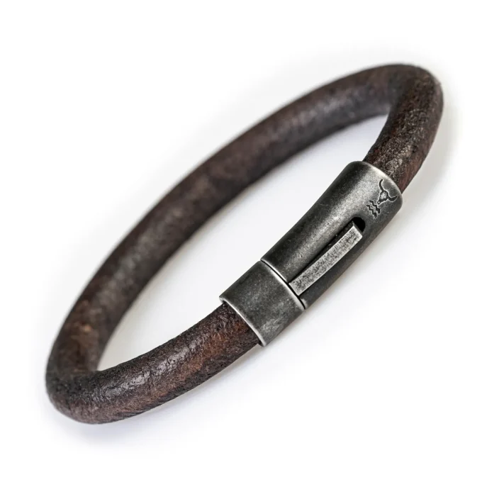 Vintage braunes Männer Leder Armband RANGER aus dem Isarrider online Shop. Perfekt zu lässigem Outfit und auch zu Tracht und Lederhosn.