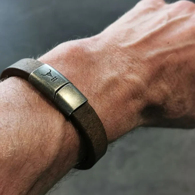 Das perfekte Geschenk für Männer: Das RIDER Herren Armband Leder in vintage braun. Aus dem Isarrider online Shop.