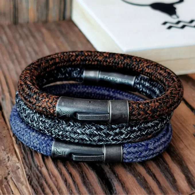 Ranger Armband Herren sportlich aus dem Isarrider online Shop. Ergänzt mit starkem 8mm Magnetverschluss aus Edelstahl und tiefengraviertem Stierkopf-Logo.