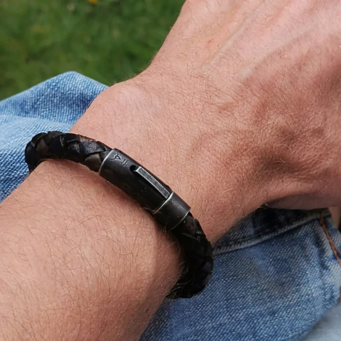 Ranger Armband Herren Leder. 8mm vintage-braun geflochten, mit tiefengraviertem und abriebfesten Isarrider Stierkopflogo.