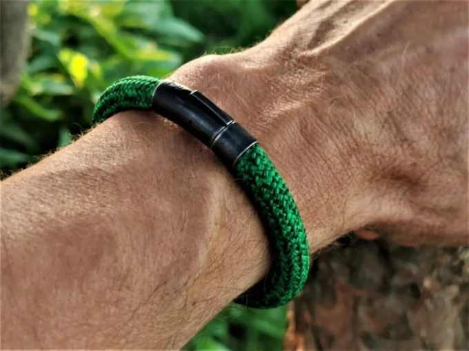 RANGER sportliches Herren Armband in grün aus dem Isarrider online Shop für Armbänder. Ein Segeltau Armband für den Mann, Durchmesser 8mm mit ausdrucksstarkem 8mm Dark-Steel-Bajonettverschluss aus Edelstahl, ergänzt mit dem tiefengravierten Isarrider Stierkopf-Logo.