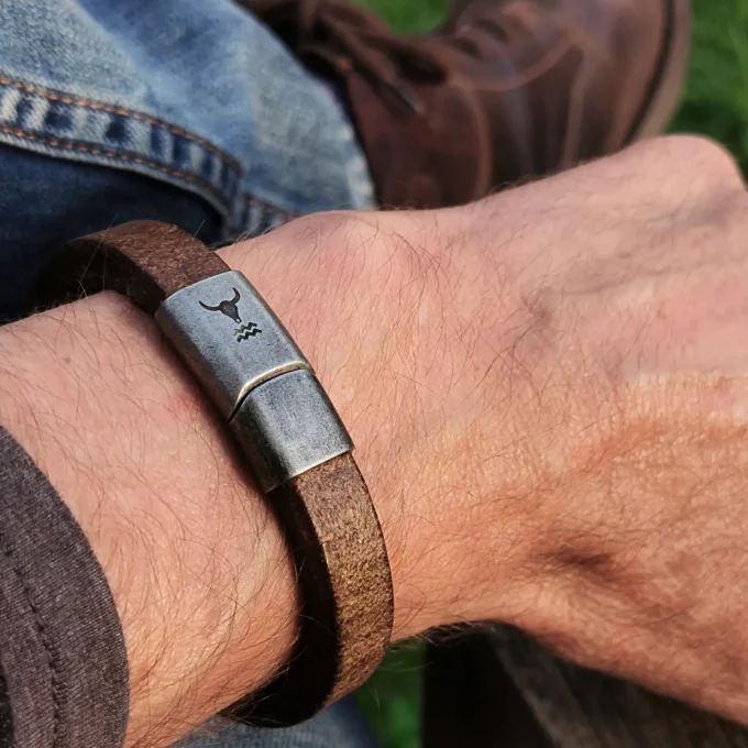 RIDER Herren Lederarmband in vintage braun. Cool und markant aus dem Isarrider Armband Shop für Männer.