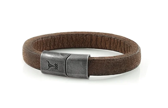 RIDER Herren Armband Leder braun. Ein Armband für Männer aus hochwertigem Leder und starkem Magnetverschluss aus Edelstahl. Mit tiefengraviertem und abriefestem Isarrider Stierkopf-Logo.